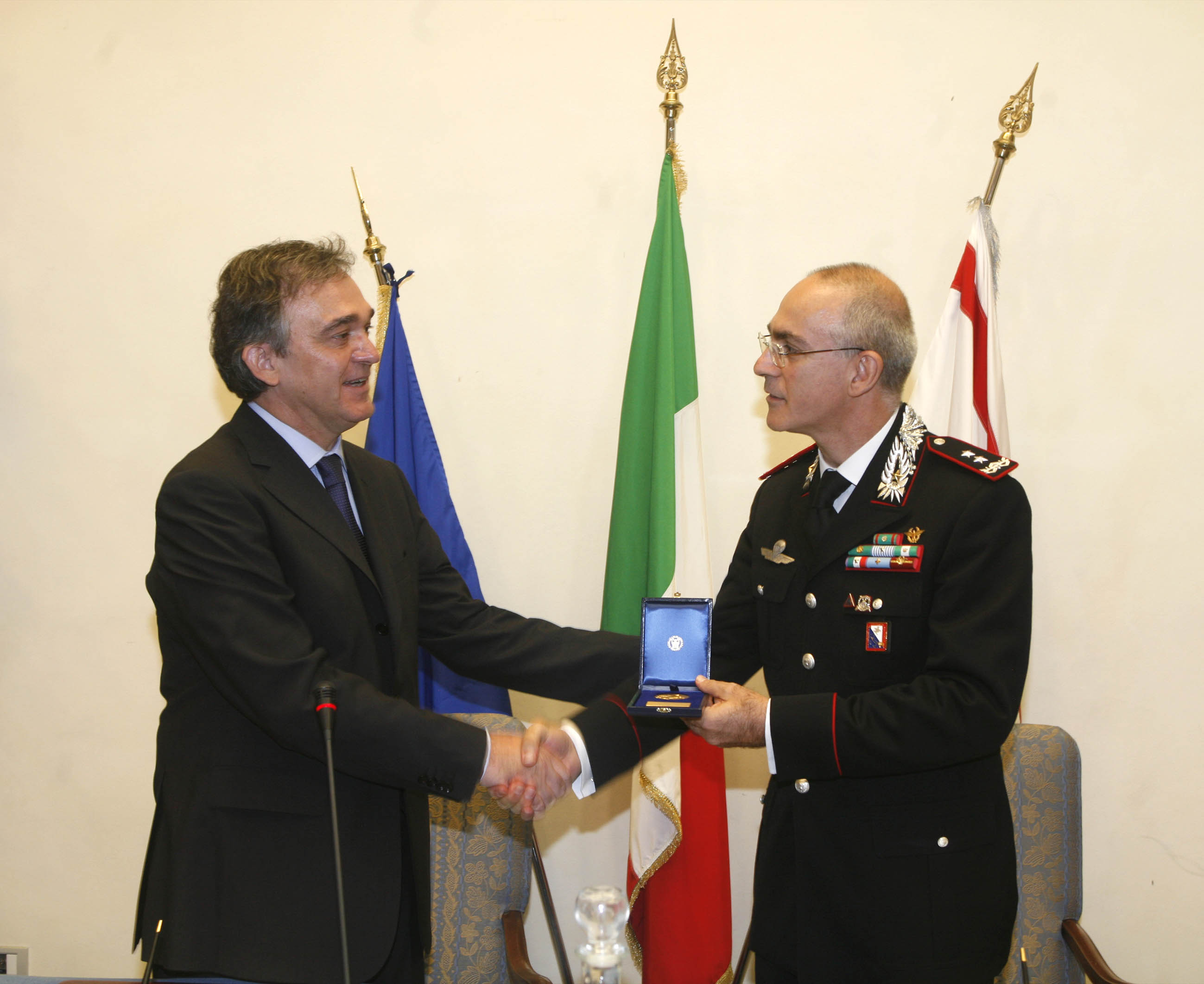 Il presidente Rossi consegna medaglia ai Carabinieri 01